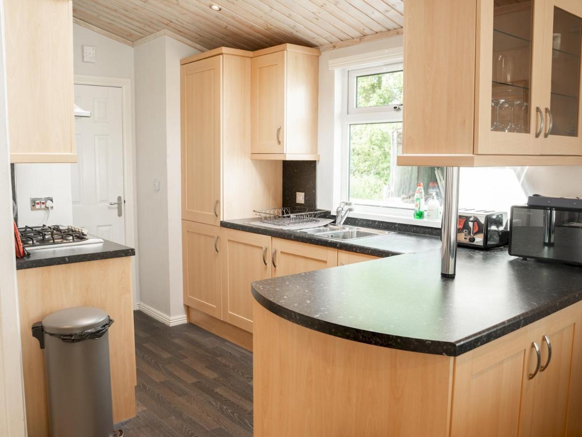 Pass The Keys The Lodge At Point House Farm - Sleeps Up To 6 체스터 외부 사진