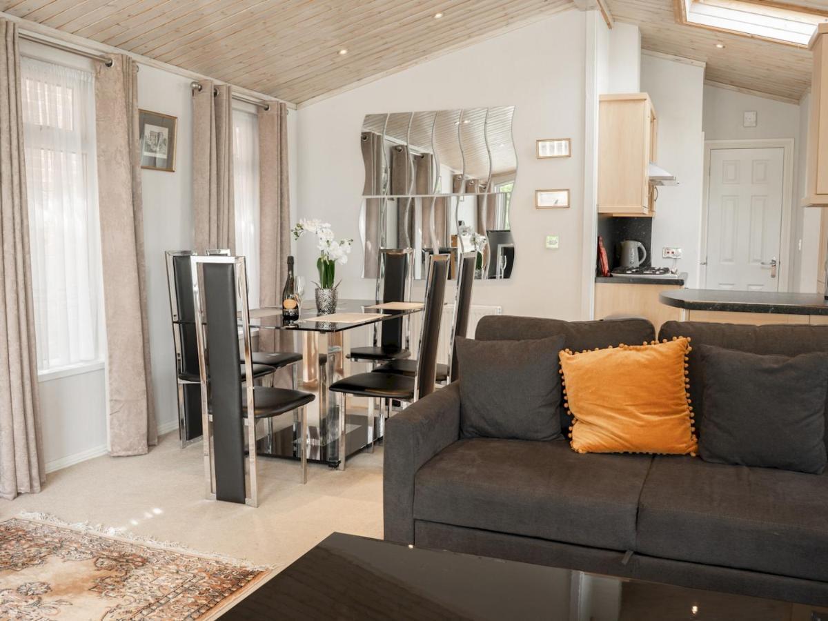 Pass The Keys The Lodge At Point House Farm - Sleeps Up To 6 체스터 외부 사진